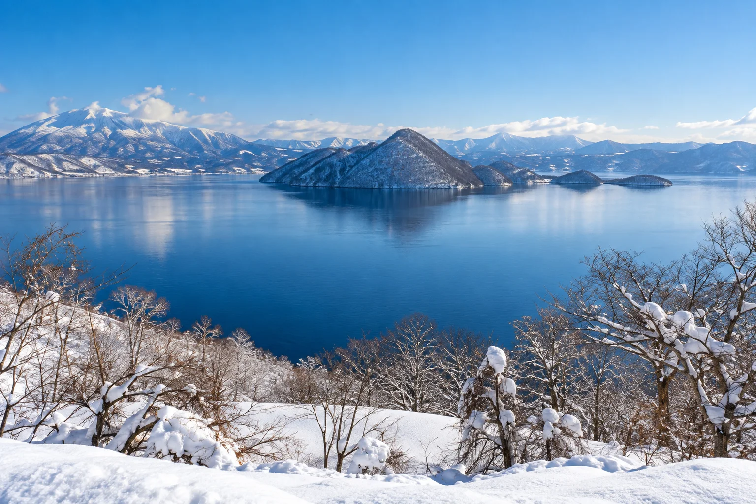 冬季洞爺湖雪岸與湖心島遠景