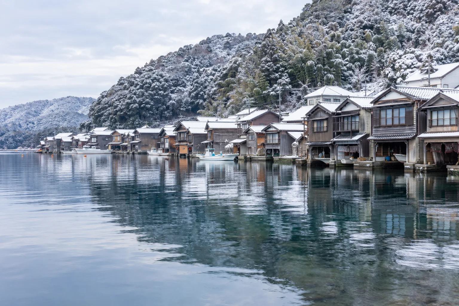 伊根舟屋與海灣冬日雪景