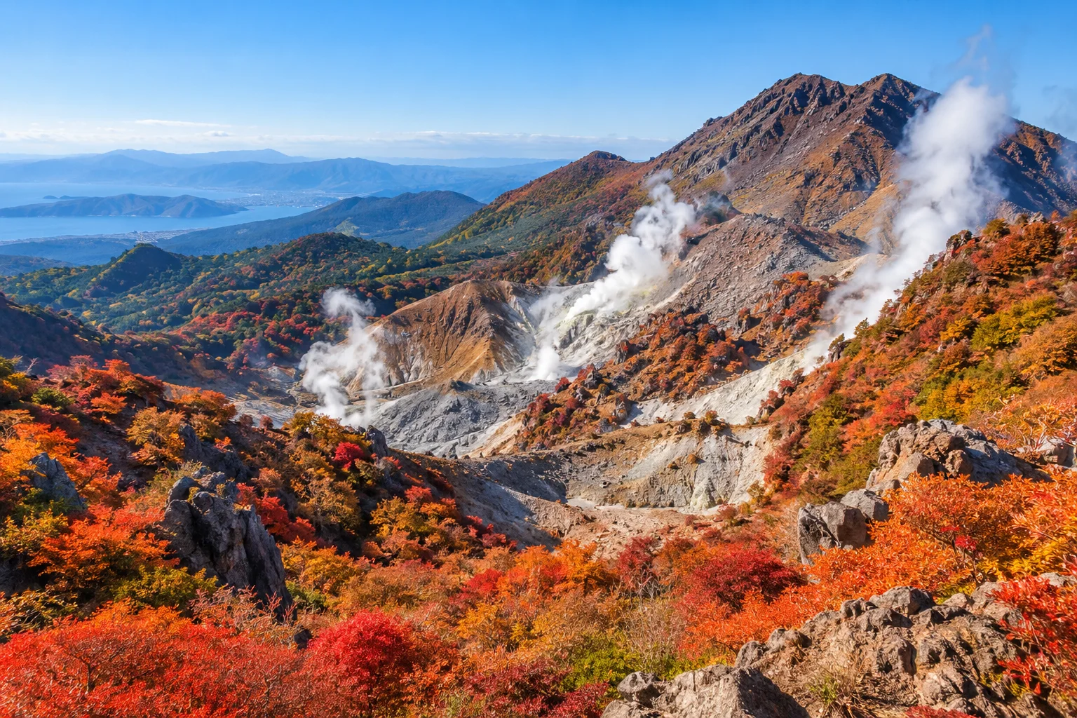 雲仙岳秋季火山山景